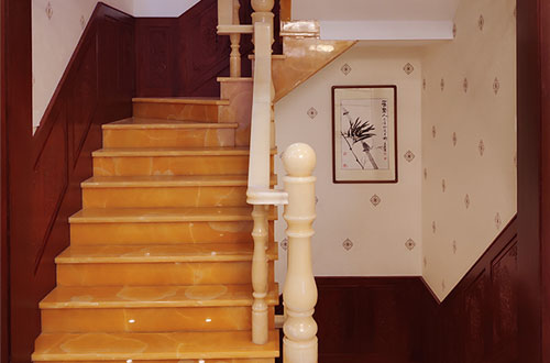 武义中式别墅室内汉白玉石楼梯的定制安装装饰效果